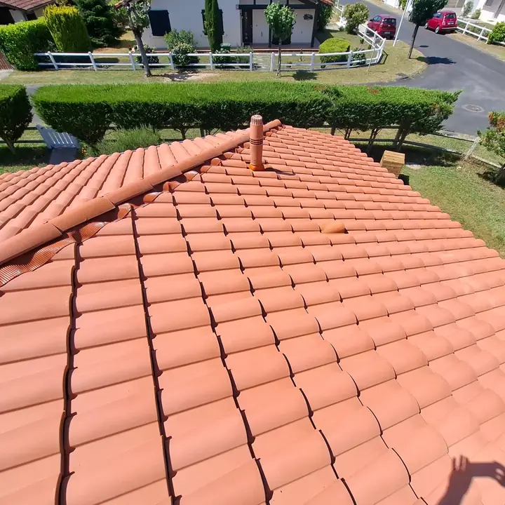 Toiture en tuiles achevée sur une maison landaise